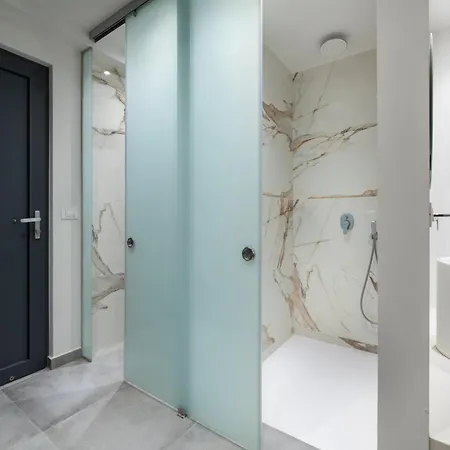 Khách sạn hẻo lánh Aquarius 4*
