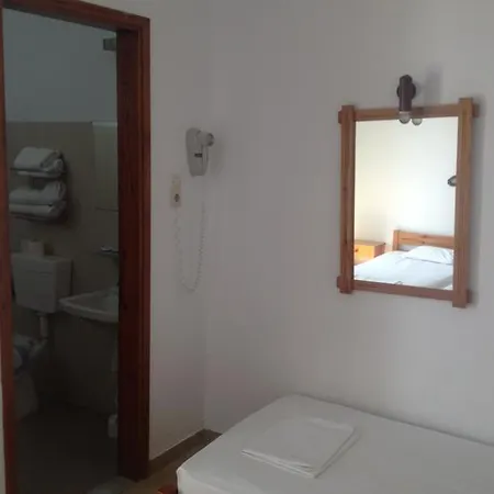 Manos Khách sạn 2*