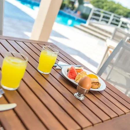 Irinna Khách sạn hẻo lánh 3*