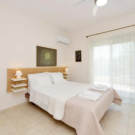 Athina's In Olive Grove Apartment
